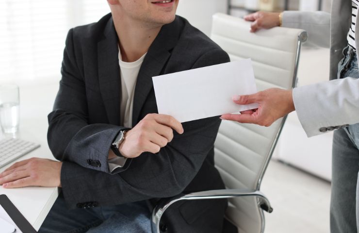 uomo che riceve busta paga