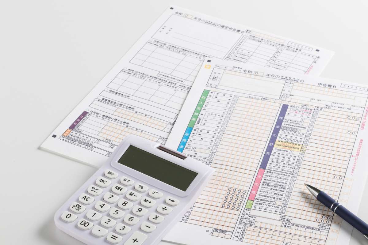 fogli dichiarazione dei redditi e calcolatrice