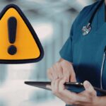 medico e simbolo attenzione in giallo