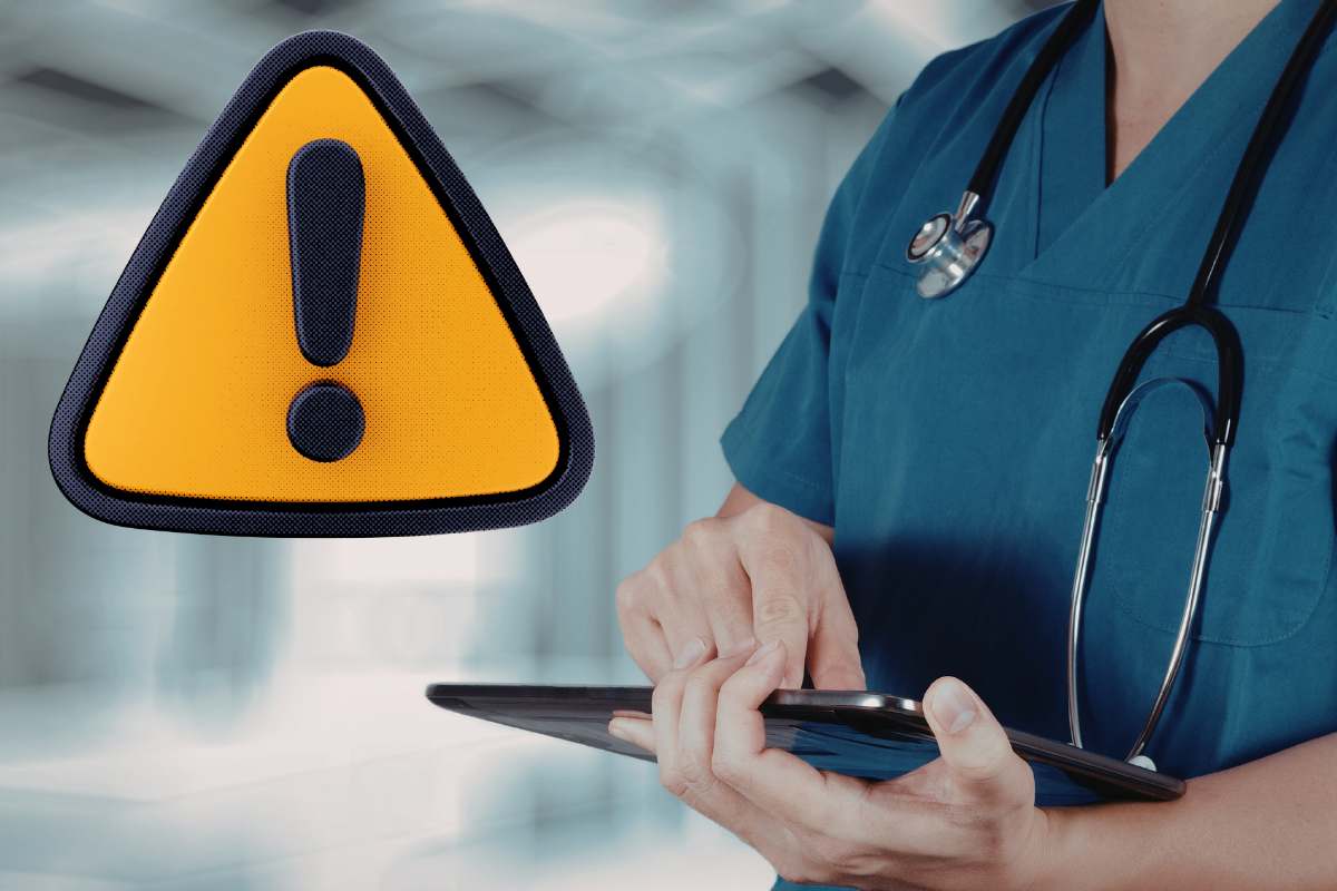 medico e simbolo attenzione in giallo