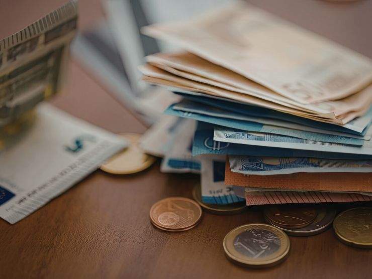 pila di banconote e moente