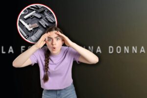 logo la forza di una donna, armi in icona rossa e donna sconvolta