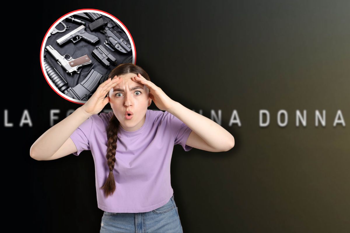 logo la forza di una donna, armi in icona rossa e donna sconvolta